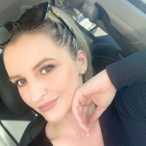 Meet your Posher, Simona